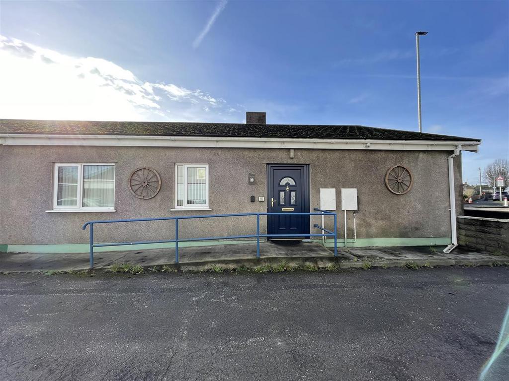 Lower Trostre Road, Llanelli 3 bed semidetached bungalow for sale £180,000