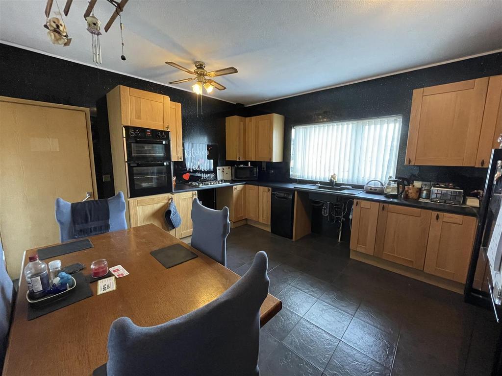 Lower Trostre Road, Llanelli 3 bed semidetached bungalow for sale £180,000