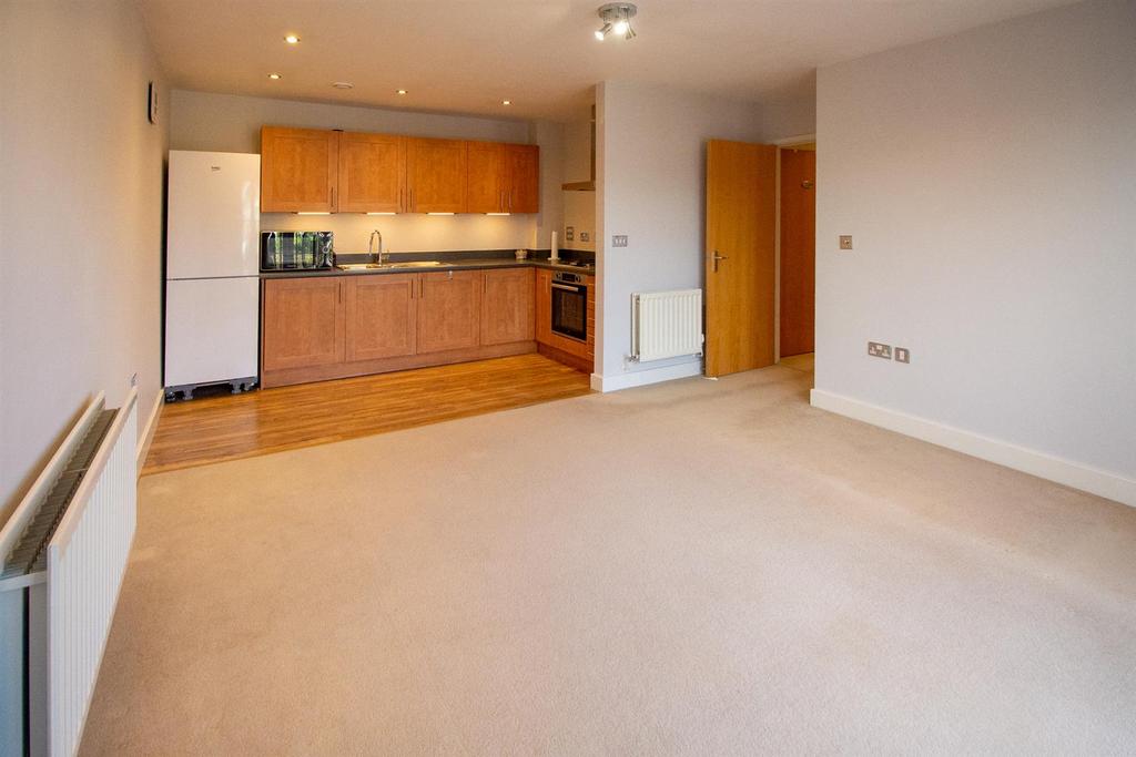 Modern apartment with garage & parking Roundway, Haywards Heath 2 bed