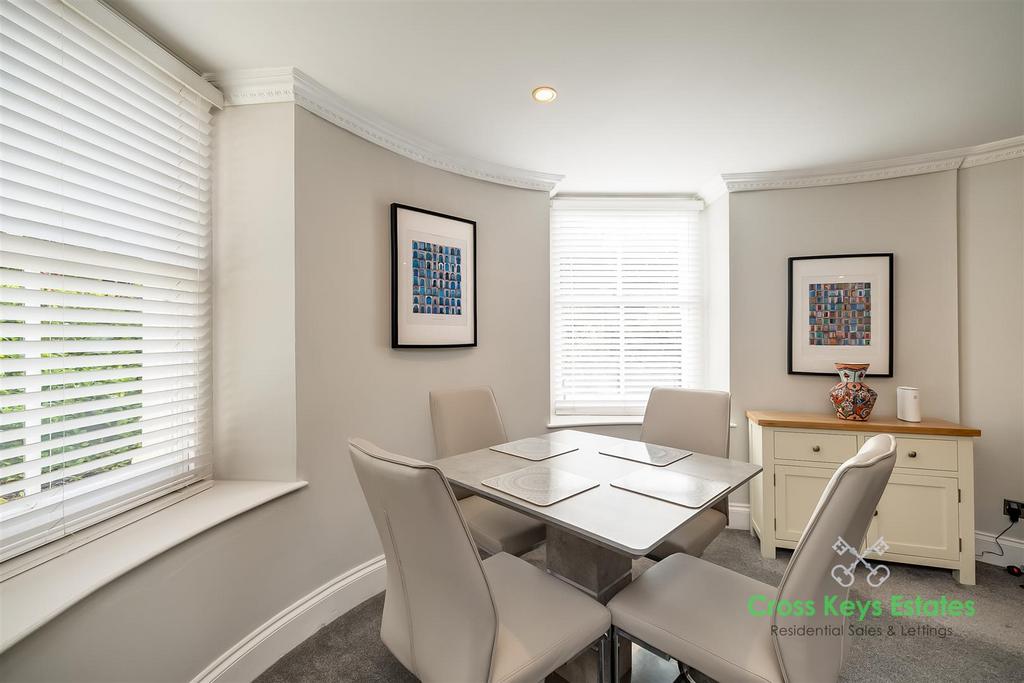 Lounge/Dining Room