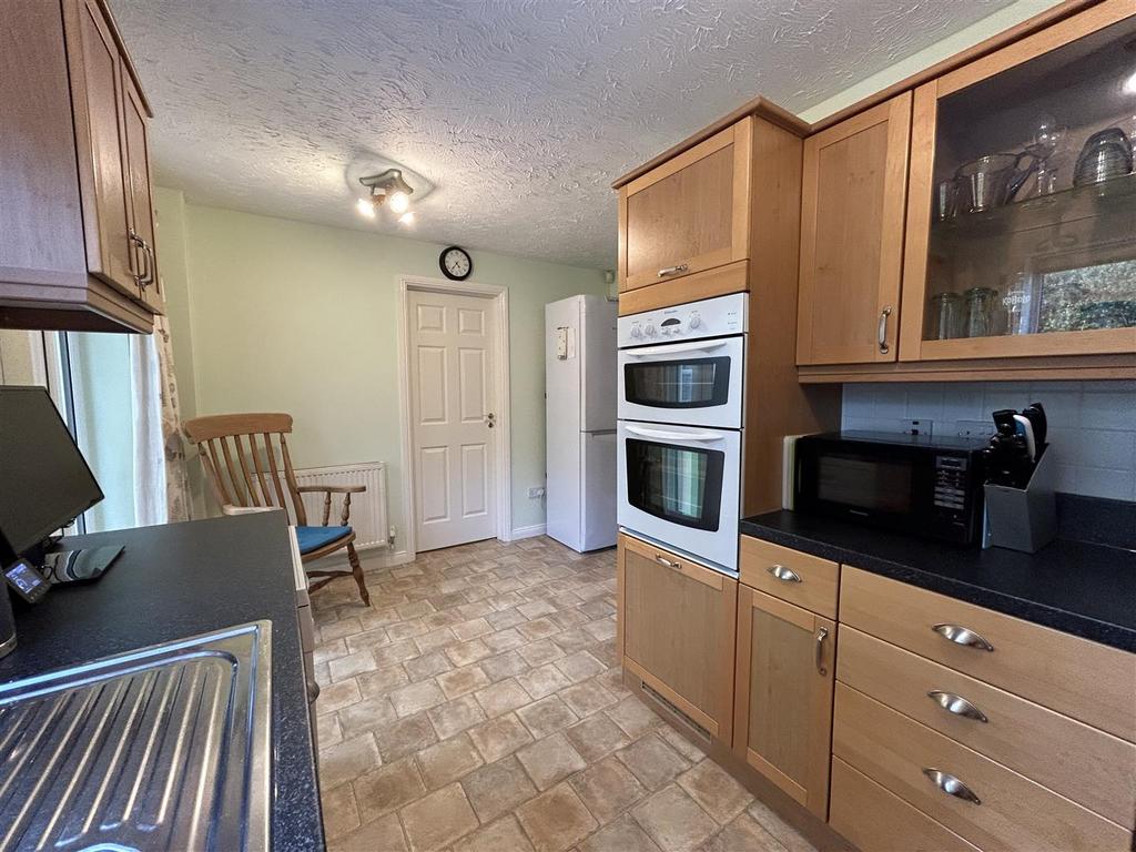 Kitchen 2.jpg