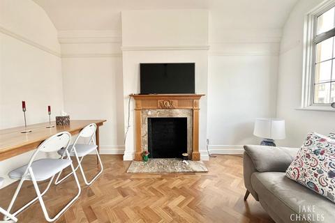 2 bedroom apartment for sale, Queens Avenue, London N21