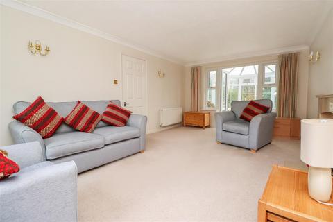 70 Earles Meadow, Horsham, RH12 4HR