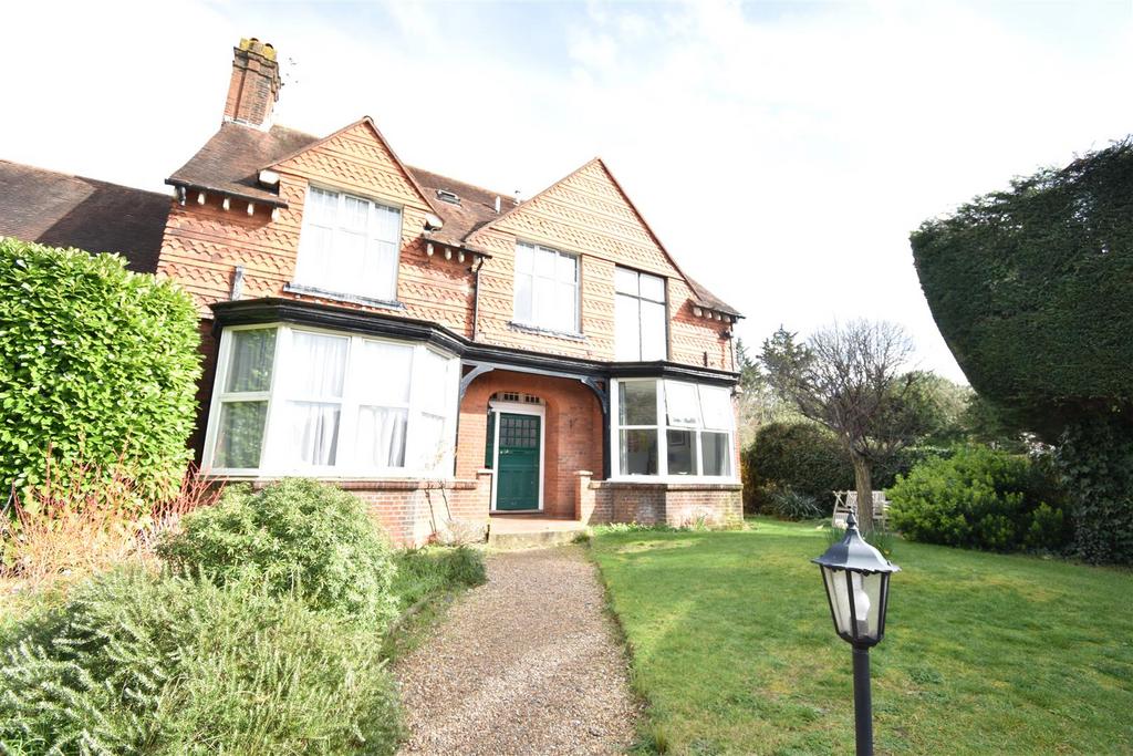 Manor Drive, Surbiton 1 bed apartment £1,450 pcm (£335 pw)