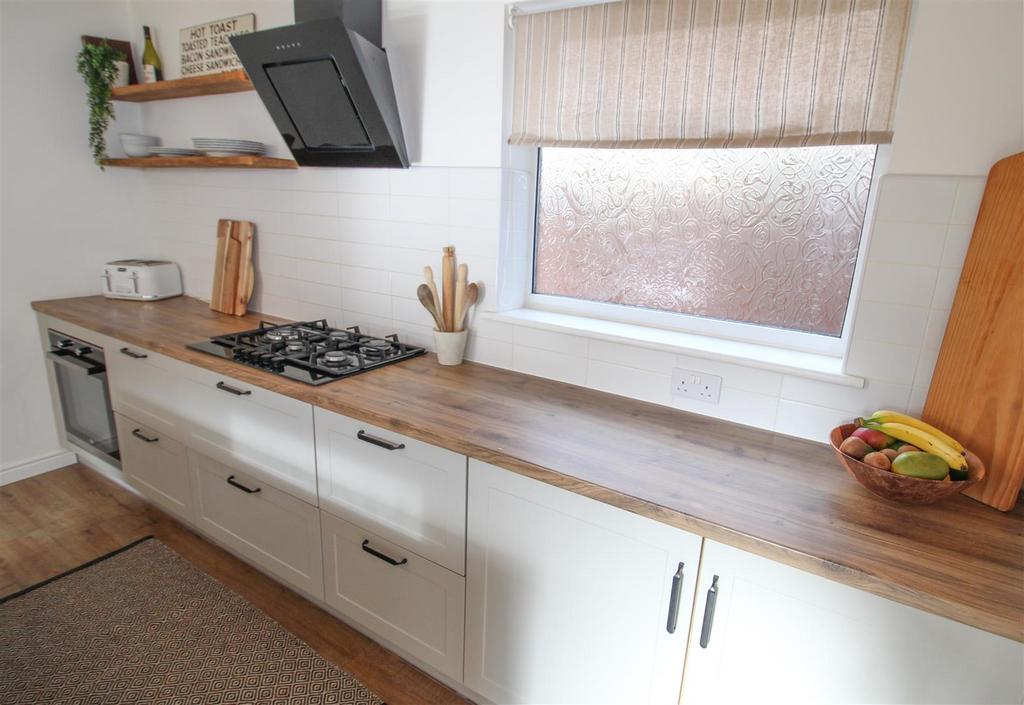 Kitchen a.jpg