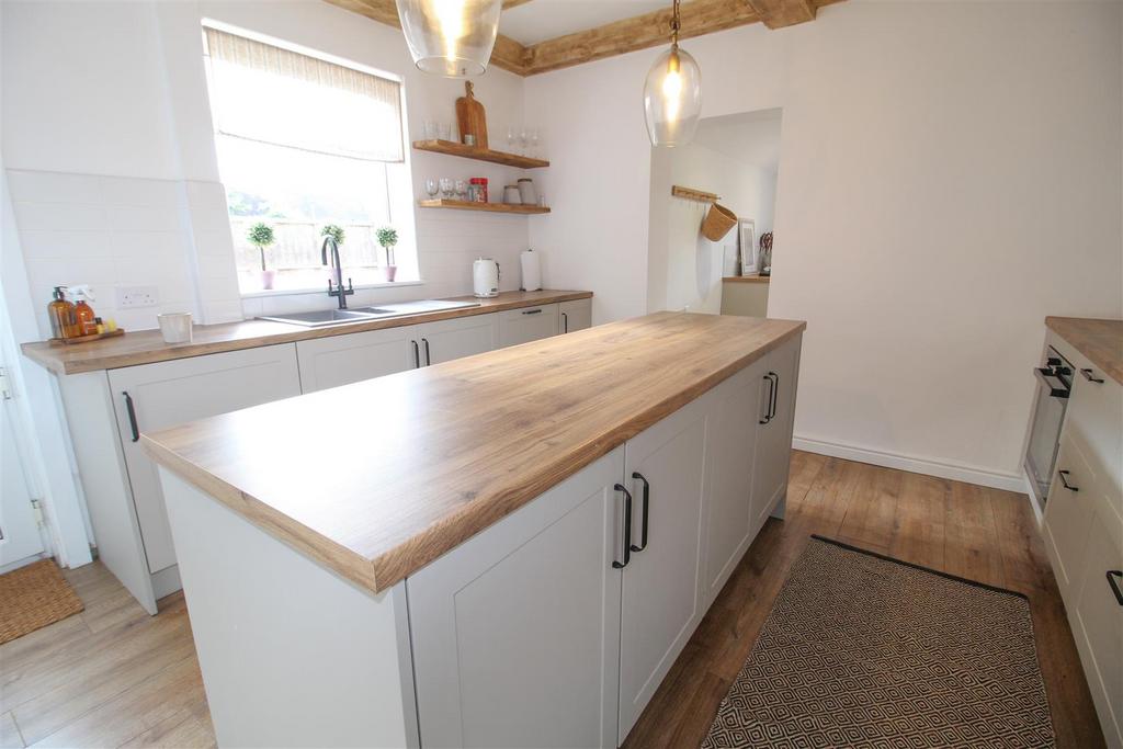 Kitchen b.jpg