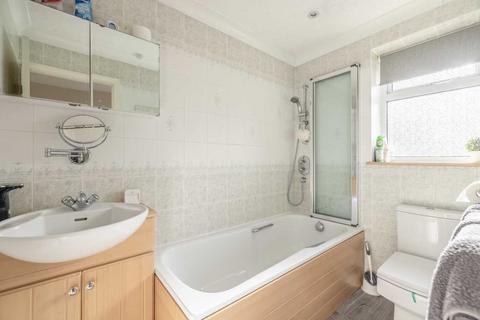 3 Hillside Close, Chalfont St Giles, HP8 4JN