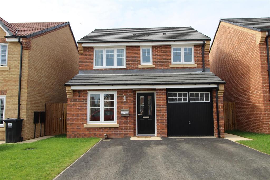 Hazel Wood Crescent, Thirsk YO7 3 bed detached house for sale £300,000
