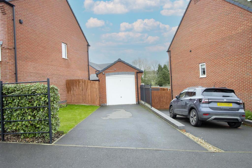 Garage/Driveway