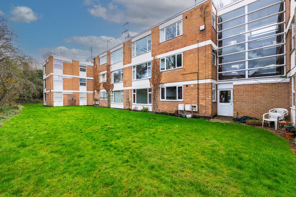 HenleyinArden B95 2 bed apartment for sale £180,000
