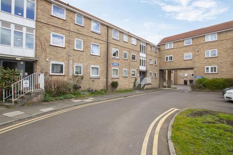 2 bedroom flat to rent, Links Side, Enfield