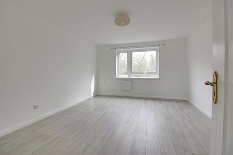 2 bedroom flat to rent, Links Side, Enfield