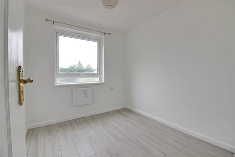 2 bedroom flat to rent, Links Side, Enfield