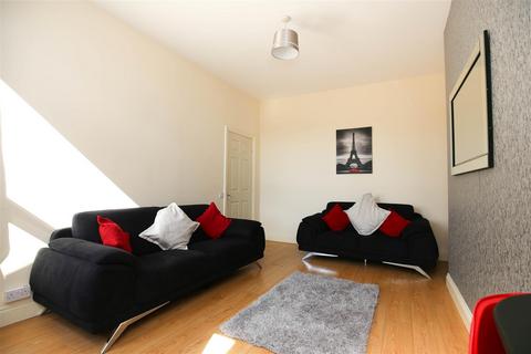 3 bedroom flat to rent, Biddlestone Road, Newcastle Upon Tyne NE6