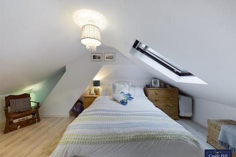 8 Shirley Gardens, London, W7 3PT