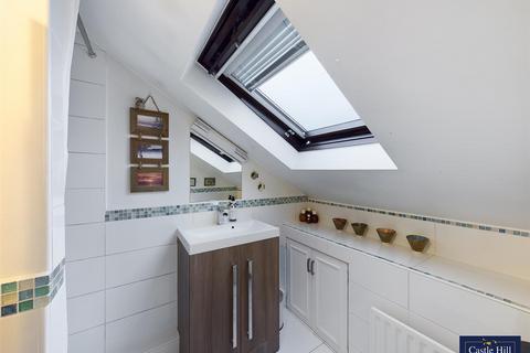 8 Shirley Gardens, London, W7 3PT