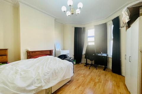 1 bedroom in a house share to rent, Gordon Road, West Ealing W13