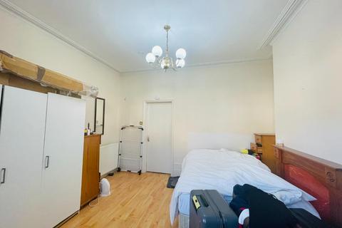 1 bedroom in a house share to rent, Gordon Road, West Ealing W13