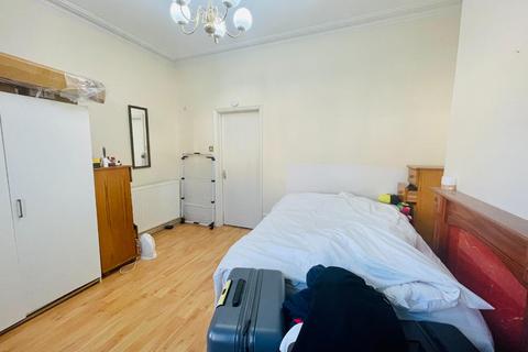 1 bedroom in a house share to rent, Gordon Road, West Ealing W13