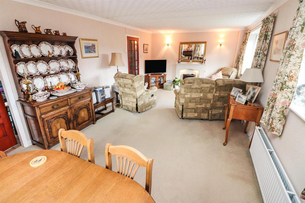 Lounge/ Dining Room