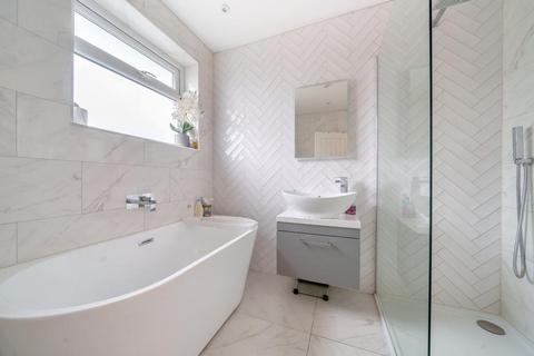 16 Ascot Road, Broadstone, BH18 9EZ