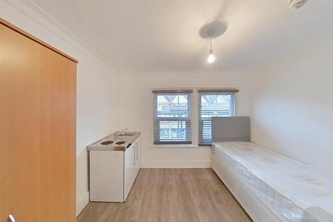 Studio to rent - The Avenue, West Ealing W13