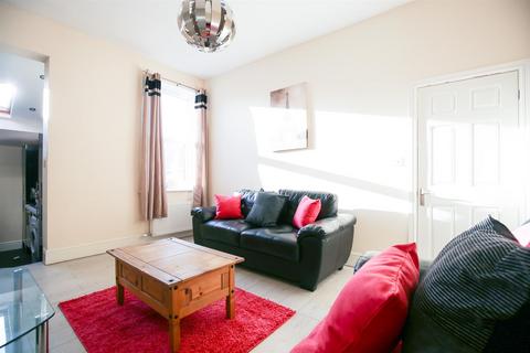 3 bedroom flat to rent, Trewhitt Road, Newcastle Upon Tyne NE6