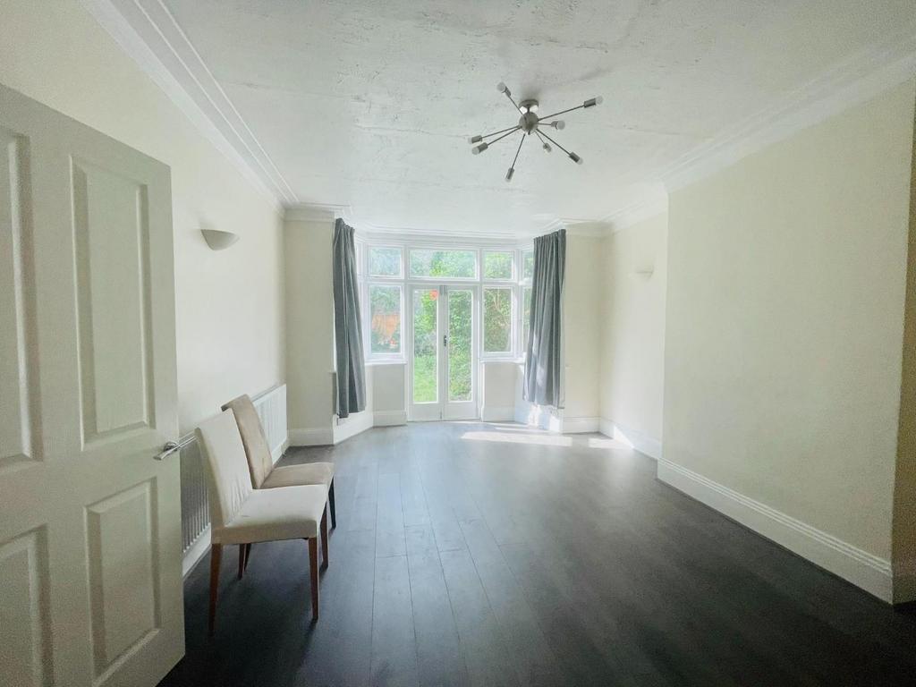 Golden Manor, Hanwell W7 4 bed semidetached house £4,000 pcm (£923 pw)