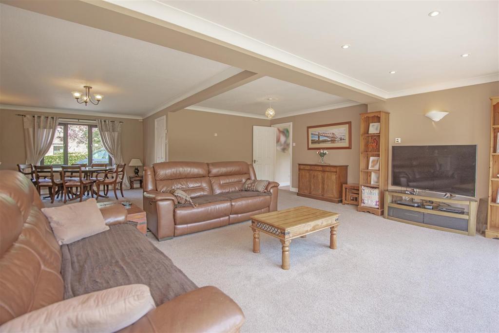 Sitting/dining room