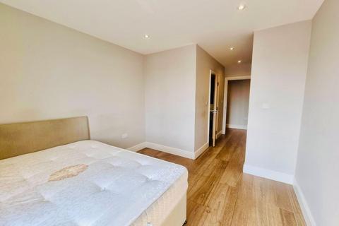 2 bedroom apartment to rent, Petersfield Avenue, Slough SL2