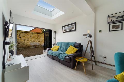 137a Boundary Road, London, SW19 2DE