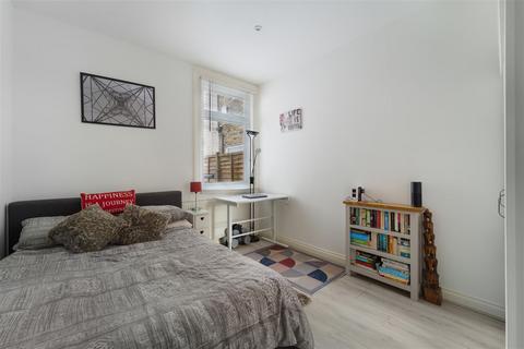 137a Boundary Road, London, SW19 2DE