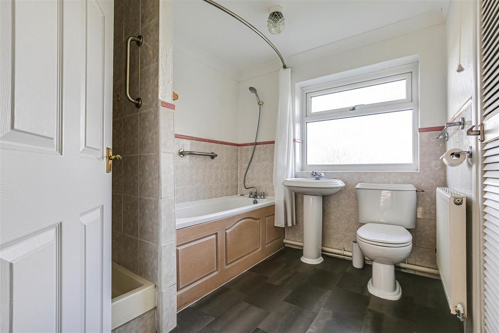 20 Bathroom.jpg