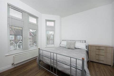 3 bedroom apartment to rent - Craven Avenue, W5