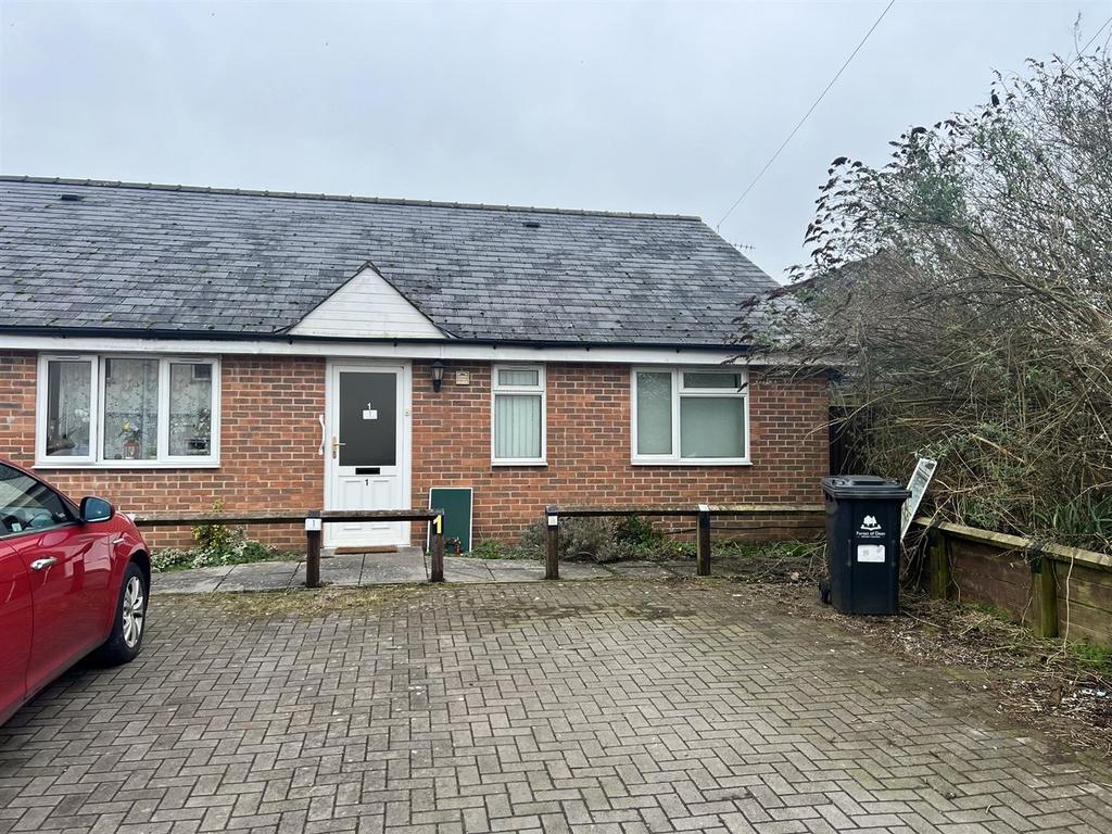 Steam Mills, Cinderford GL14 2 bed semidetached bungalow for sale £