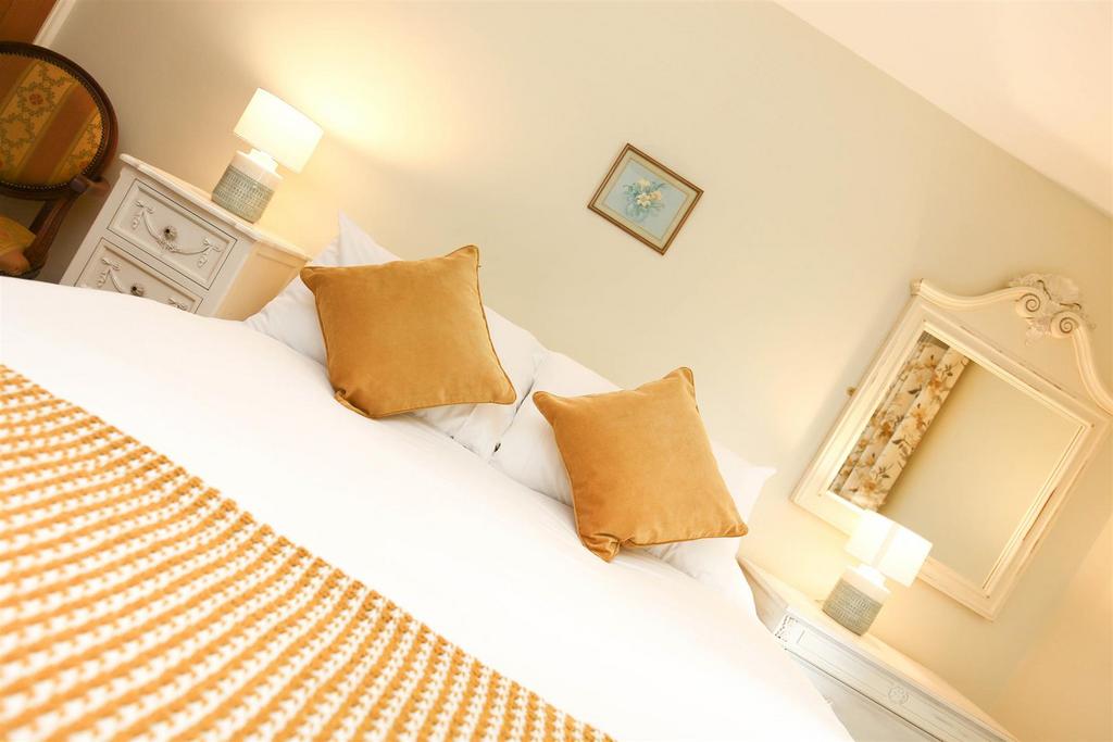 Bedroom 1.2.jpg