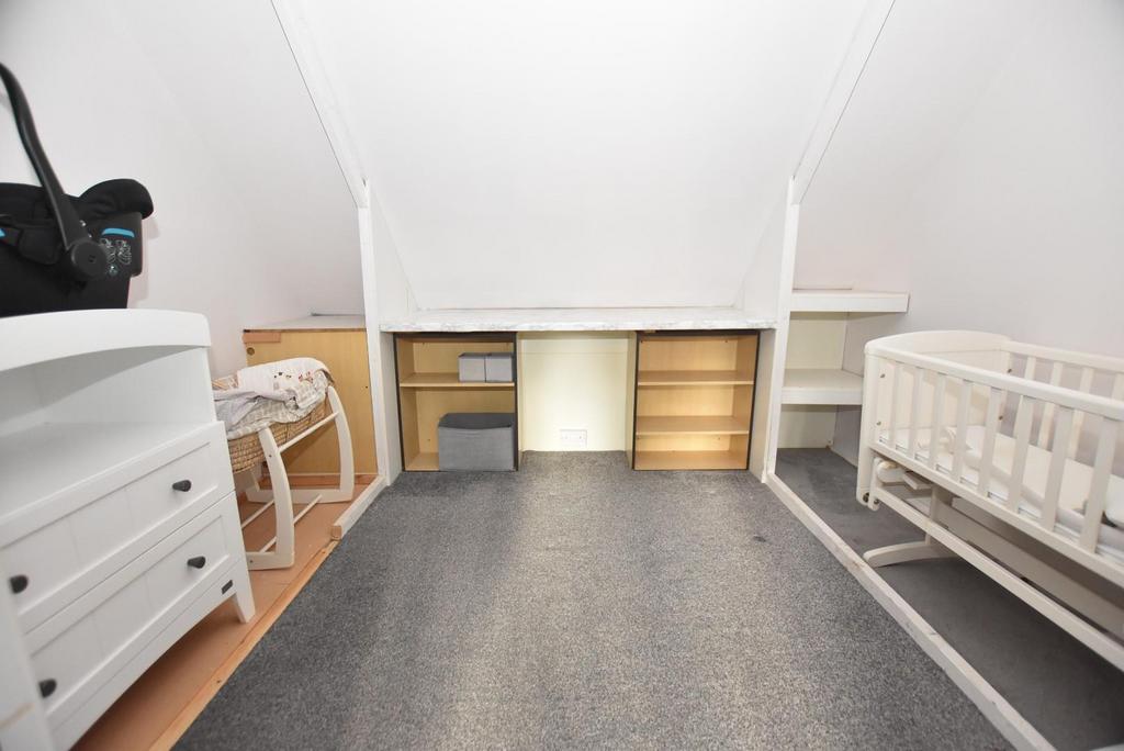 Bed 2 dressing area.jpg