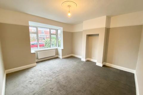 3 bedroom terraced house to rent, East Parade, York