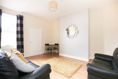 3 bedroom flat to rent, Simonside Terrace, Newcastle Upon Tyne NE6