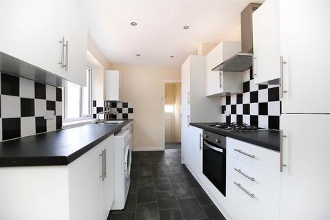 3 bedroom flat to rent, Simonside Terrace, Newcastle Upon Tyne NE6