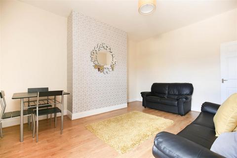 3 bedroom flat to rent, Simonside Terrace, Newcastle Upon Tyne NE6