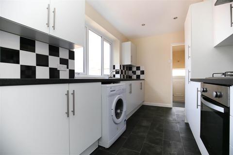 3 bedroom flat to rent, Simonside Terrace, Newcastle Upon Tyne NE6