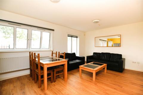 5 bedroom apartment to rent, New Mills, Newcastle Upon Tyne NE4