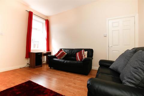 3 bedroom flat to rent, Trewhitt Road, Newcastle Upon Tyne NE6