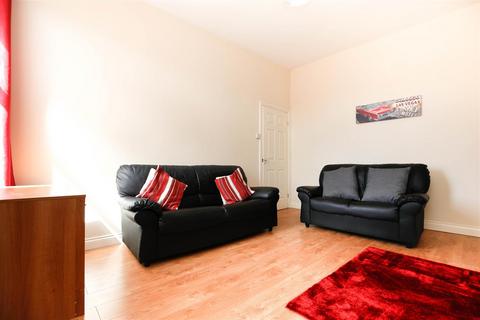 3 bedroom flat to rent, Trewhitt Road, Newcastle Upon Tyne NE6