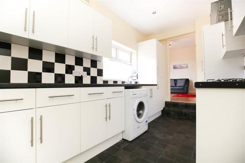 3 bedroom flat to rent, Trewhitt Road, Newcastle Upon Tyne NE6