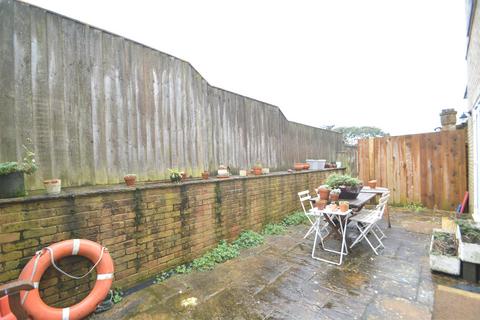 2 bedroom ground floor flat for sale, Millfield Avenue, East Cowes