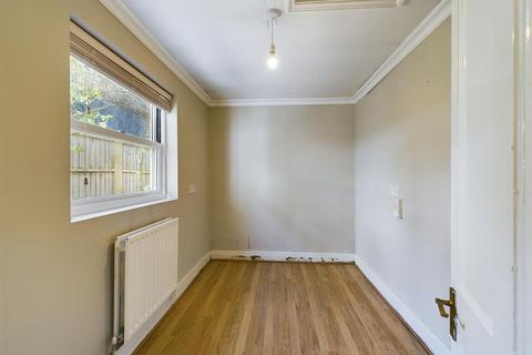 48 School Road, East Molesey, KT8 0DN