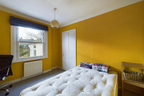 48 School Road, East Molesey, KT8 0DN