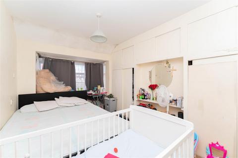 64 Victoria Gardens, Hounslow, TW5 9DE
